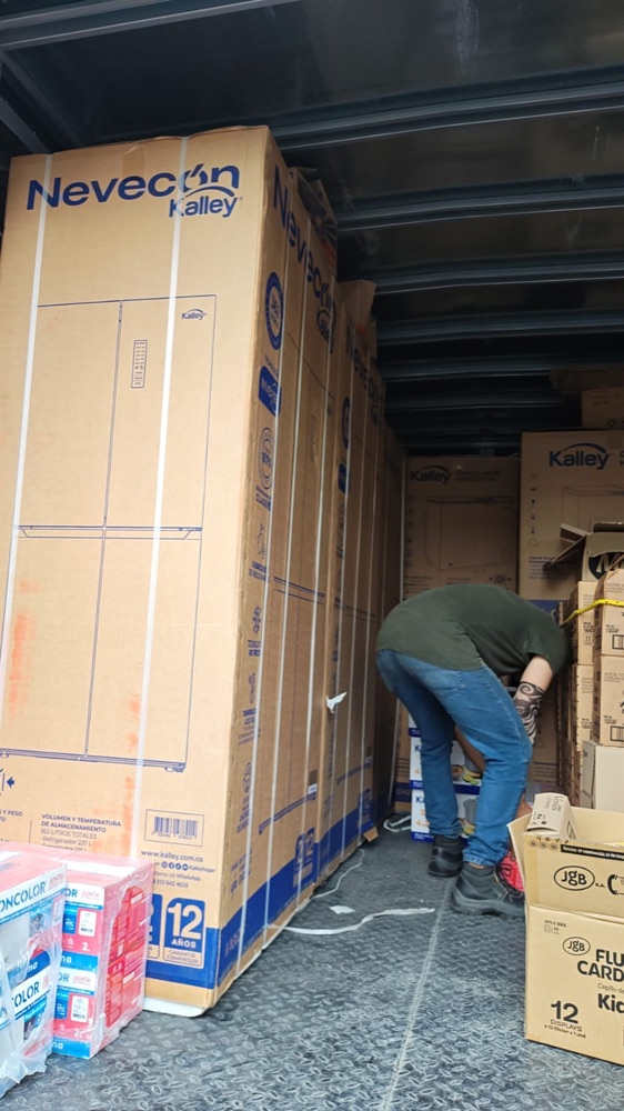 Movedor de HabitApp cargando electrodomésticos con cuidado